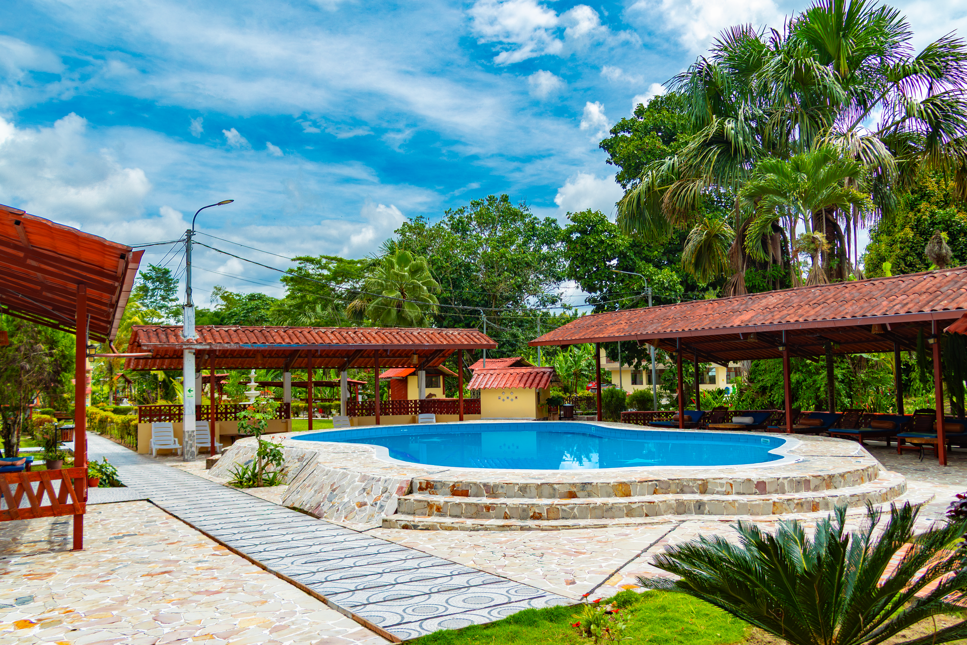 Piscina y áreas de descanso de Villa Jennifer