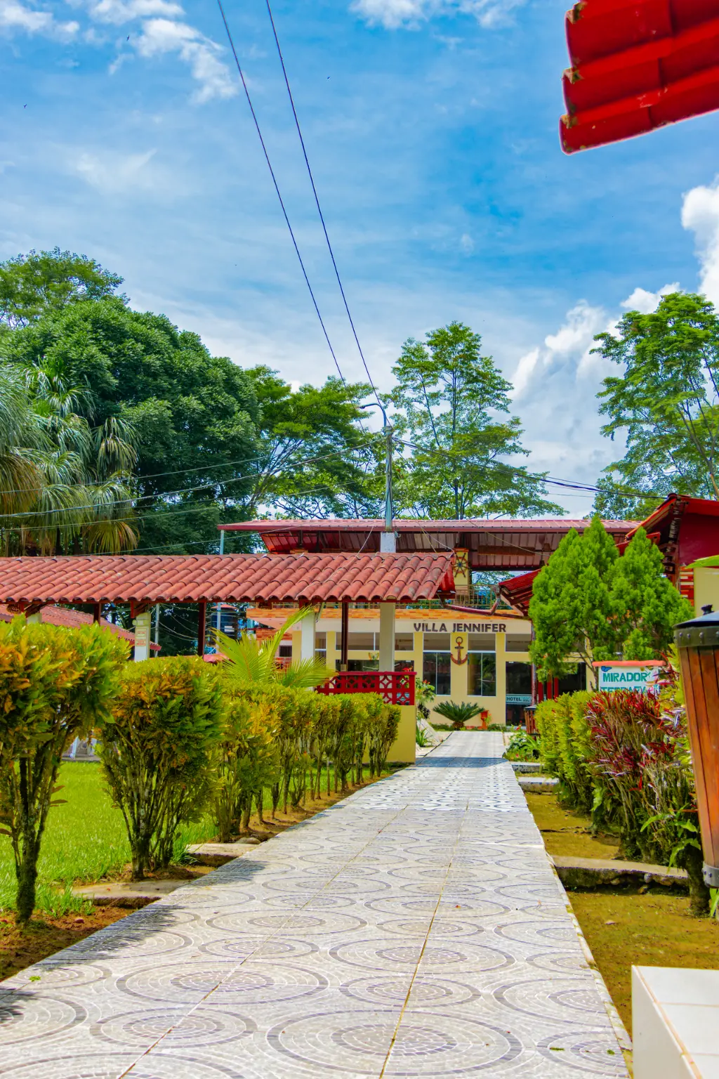 Sendero junto a las piscinas y jardines de Villa Jennifer
