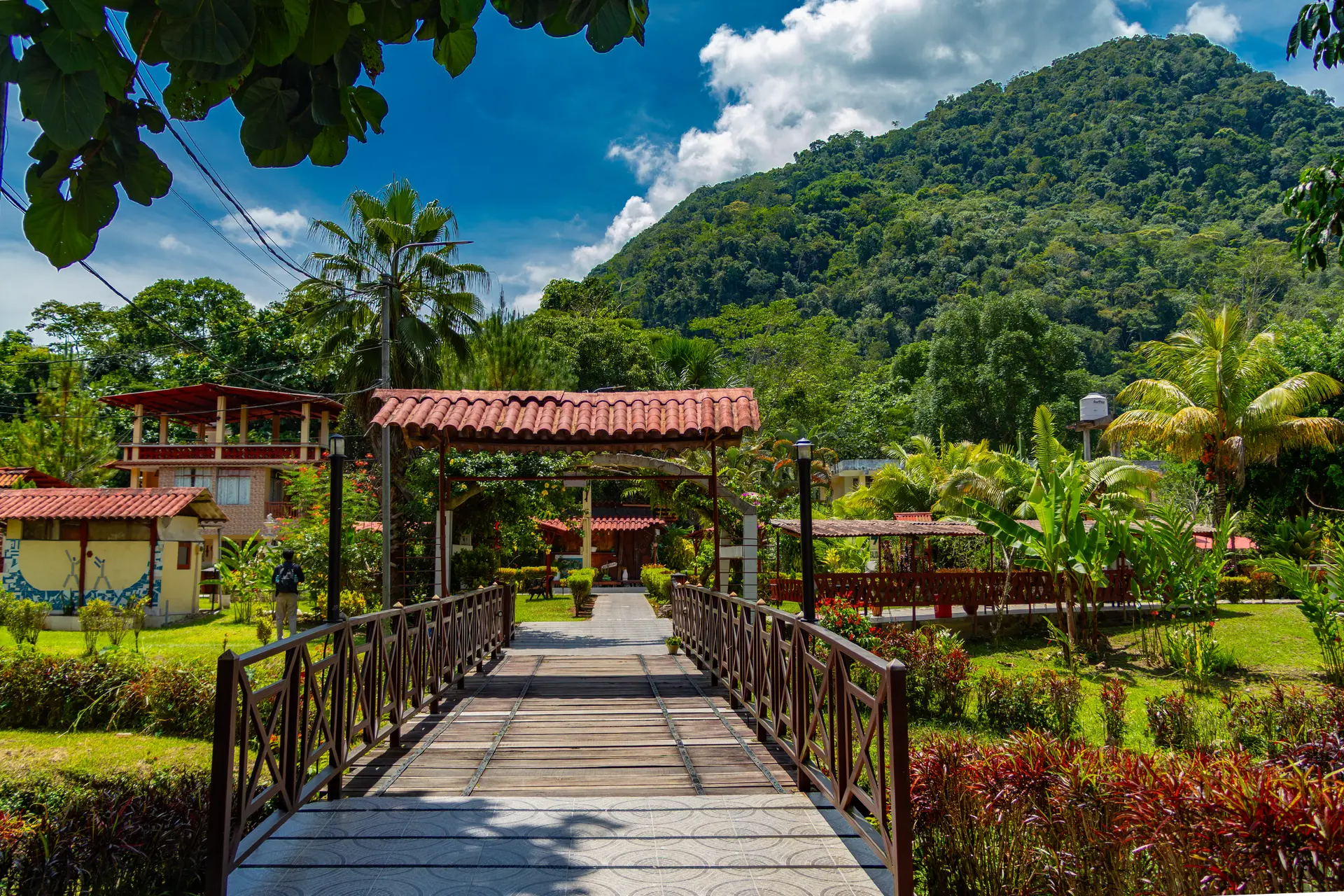 Ingreso a Villa Jennifer rodeado de jardines y montañas de Tingo María