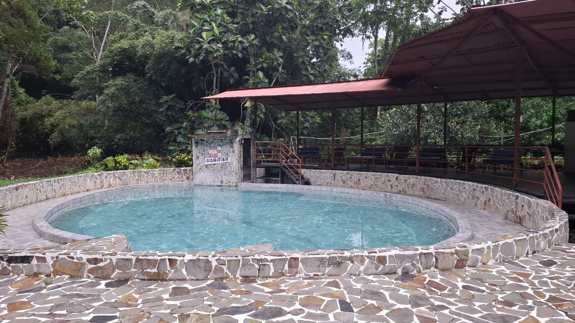 Piscina al aire libre y jardines para disfrutar un Full Day